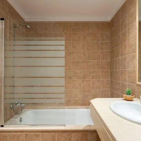Royal W/shared Pool, Terrace &a/c Apartamento Málaga