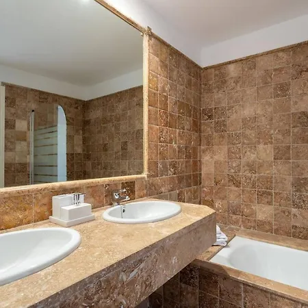 Royal W/shared Pool, Terrace &a/c